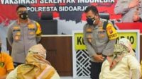 Kapolresta Sidoarjo Kombes Pol Kusumo Wahyu Bintoro, saat mengikuti zoom meeting vaksinasi serentak.Senin (21/3/2022).