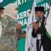 Gubernur Jawa Timur, Khofifah Indar Parawansa, saat melantik 15 Dewan DPC HKTI Jatim, sekaligus membuka  Rapat Kerja Daerah HKTI, di Gedung Negara Grahadi, Selasa (22/3/2022).