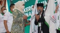 Gubernur Jawa Timur, Khofifah Indar Parawansa, saat melantik 15 Dewan DPC HKTI Jatim, sekaligus membuka  Rapat Kerja Daerah HKTI, di Gedung Negara Grahadi, Selasa (22/3/2022).