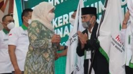 Gubernur Jawa Timur, Khofifah Indar Parawansa, saat melantik 15 Dewan DPC HKTI Jatim, sekaligus membuka  Rapat Kerja Daerah HKTI, di Gedung Negara Grahadi, Selasa (22/3/2022).