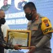 Kapolresta Sidoarjo Kombes Pol Kusumo Wahyu Bintoro, SH,Sik saat menerima penghargaan dari Dirjen KSDAE.Selasa (22/3/2022).