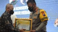 Kapolresta Sidoarjo Kombes Pol Kusumo Wahyu Bintoro, SH,Sik saat menerima penghargaan dari Dirjen KSDAE.Selasa (22/3/2022).