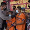 Kapolresta Sidoarjo Kombes Pol.Kusumo Wahyu Bintoro, saat jumpa pers  ungkap dua terduga pelaku komplotan curanmor.Jumat (25/3/2023).