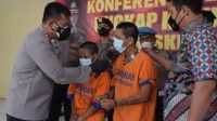Kapolresta Sidoarjo Kombes Pol.Kusumo Wahyu Bintoro, saat jumpa pers  ungkap dua terduga pelaku komplotan curanmor.Jumat (25/3/2023).
