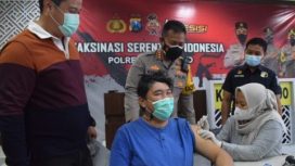 Kapolresta Sidoarjo Kombes Pol. Kusumo Wahyu Bintoro, bersama pejabat utama meninjau vaksinasi usai ikuti zoom meeting dengan Kabaintelkam Polri.Sabtu (26/3/2022)