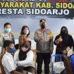 Kapolresta Sidoarjo Kombes Pol Kusumo Wahyu Bintoro,SH,Sik saat pantau langsung vaksinasi booster pada buruh di Desa Tambak Sawah, Waru, Sidoarjo.Sabu (30/3/2022)