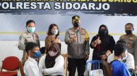 Kapolresta Sidoarjo Kombes Pol Kusumo Wahyu Bintoro,SH,Sik saat pantau langsung vaksinasi booster pada buruh di Desa Tambak Sawah, Waru, Sidoarjo.Sabu (30/3/2022)