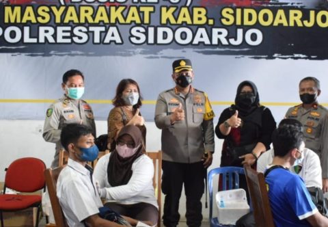 Polresta Sidoarjo Gelar Vaksinasi Booster pada Buruh di Tambak Sawah Waru