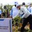 PJ Sekdaprov Jatim Wahid Wahyudi bersama Pejabat Kementruan PUPR, saat peringati World Water Day ke-30 tahun 2022 dengan bmenanaman pohon di area Bendungan Semantok, Kabupaten Nganjuk, Jawa timur. Rabu (30/3/2022).
