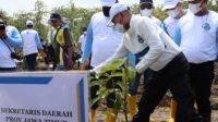 PJ Sekdaprov Jatim Wahid Wahyudi bersama Pejabat Kementruan PUPR, saat peringati World Water Day ke-30 tahun 2022 dengan bmenanaman pohon di area Bendungan Semantok, Kabupaten Nganjuk, Jawa timur. Rabu (30/3/2022).