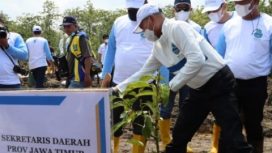 PJ Sekdaprov Jatim Wahid Wahyudi bersama Pejabat Kementruan PUPR, saat peringati World Water Day ke-30 tahun 2022 dengan bmenanaman pohon di area Bendungan Semantok, Kabupaten Nganjuk, Jawa timur. Rabu (30/3/2022).