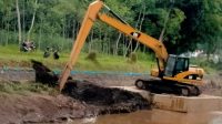 Photo, Excavator sedang normalisasi Daerah Irigasi DI Bondoyudo yang berada di Kabupaten Lumajang dan Kabupaten Jember Jawa timur.