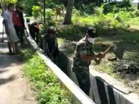 Antisipasi Banjir, TNI Bersama Warga Sumenep Gotong Royong Bersihkan Selokan TPU