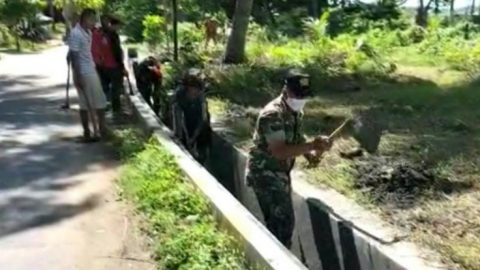 Antisipasi Banjir, TNI Bersama Warga Sumenep Gotong Royong Bersihkan Selokan TPU
