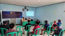 Kelompok 13 KKN-PPM Tematik STIE Yasa Anggana Garut saat sosialisasi dan edukasi pengembangan potensi desa kepada masyarakat Desa Harumansari, Kecamatan Kadungora, Garut, Senin, (28/2/ 2022). 