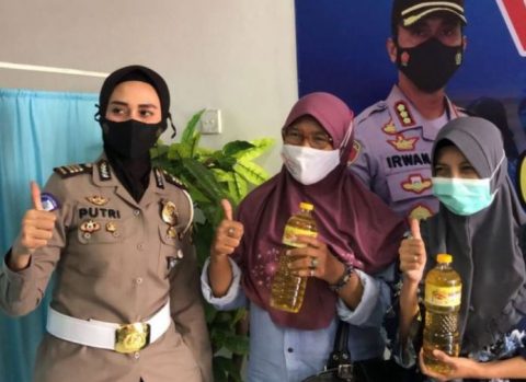 Polrestabes Semarang Berikan Minyak Goreng dan Vaksinasi ke Pemohon SIM