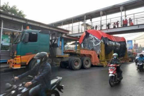 Truk Trailer Tersangkut JPO Pasar Kramat Jati, Perjalanan Transjakarta Terhambat