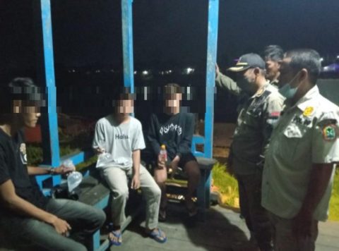 Satpol PP Kapuas Hulu Amankan 3 Pemuda Sedang Tenggak Miras Di Taman Alun Putussibau