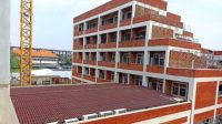 Tampak dari samping, Pembangunan gedung Asrama Mahasiswa Nusantara Surabaya tahap finishing.