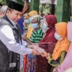 Bupati Jember, Hendy Siswanto (kiri) sedang membagikan tali asih kepada warga Tempurejo.(6/4/22).