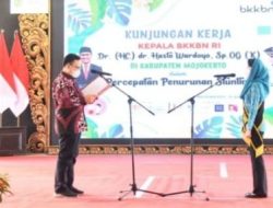 Ketua TP PKK Jatim, Arumi Bachsin Dardak dikukuhkan sebagai Duta Penurunan Stunting Prov Jatim, oleh Kepala BKKBN Pusat Hasto Wardoyo di Pendopo Kabupaten Mojokerto, Kamis (14/4/2022).
