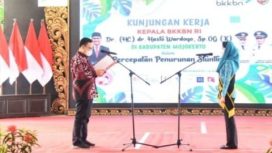 Ketua TP PKK Jatim, Arumi Bachsin Dardak dikukuhkan sebagai Duta Penurunan Stunting Prov Jatim, oleh Kepala BKKBN Pusat Hasto Wardoyo di Pendopo Kabupaten Mojokerto, Kamis (14/4/2022).