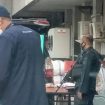 Dengan sabar dan tertib antrian para pemohon uang pecahan baru di halaman BI Perwakilan Jatim.Minggu (10/4/22)