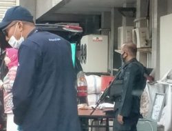 Dengan sabar dan tertib antrian para pemohon uang pecahan baru di halaman BI Perwakilan Jatim.Minggu (10/4/22)