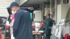 Dengan sabar dan tertib antrian para pemohon uang pecahan baru di halaman BI Perwakilan Jatim.Minggu (10/4/22)
