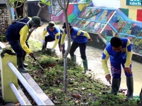 DPUPR Blora Secara Berkala Bersihkan Rumput dan Semak Liar di Drainase Grojogan