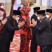 Sekretaris Kabinet Pramono Anung turut hadir pada Pelantikan Anggota KPU dan Anggota Bawaslu masa jabatan 2022-2027, di Istana Negara, Jakarta, Selasa (14/04/2022). (Foto: Humas Setkab/Jay)