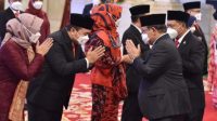 Sekretaris Kabinet Pramono Anung turut hadir pada Pelantikan Anggota KPU dan Anggota Bawaslu masa jabatan 2022-2027, di Istana Negara, Jakarta, Selasa (14/04/2022). (Foto: Humas Setkab/Jay)