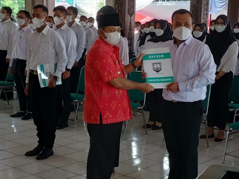 Bupati Semarang Serahkan 132 SK CPNS