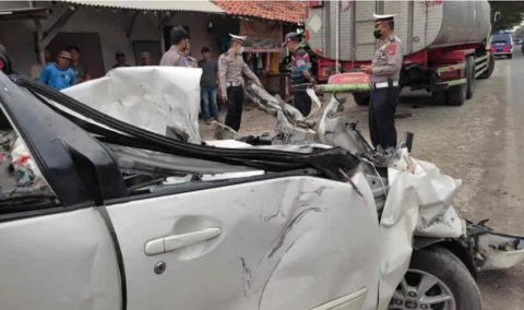 Sopir Ngantuk, Minibus Tabrak Truk Parkir di Pantura Cirebon