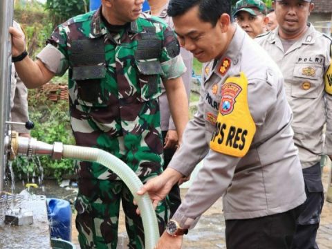 Polres Jember Bersama Kodim 0824 Berikan Bantuan Air Bersih untuk Warga