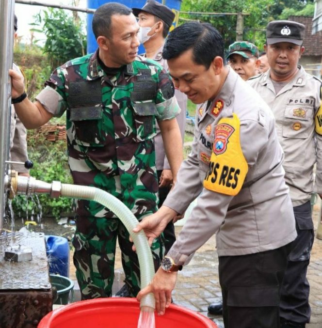
					Polres Jember Bersama Kodim 0824 Berikan Bantuan Air Bersih untuk Warga