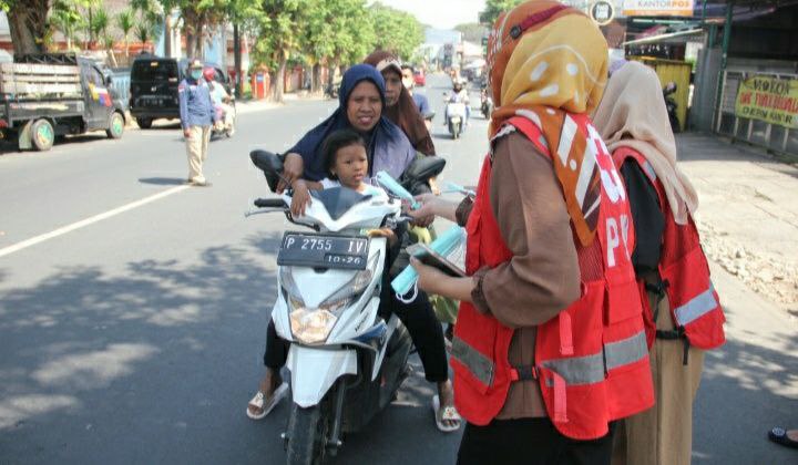 Relawan PMI Jember Bagikan 500 Masker Medis Kepada Pengguna Jalan Yang Melintas Di Jalan Jawa
