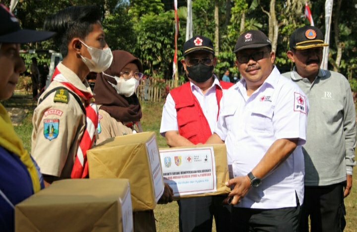 PMR kolaborasi dengan Pramuka untuk kebencanaan Bagikan 150 Paket Sembako dan 250 bibit Tanaman untuk Warga Lereng Gunung Hyang Argopuro