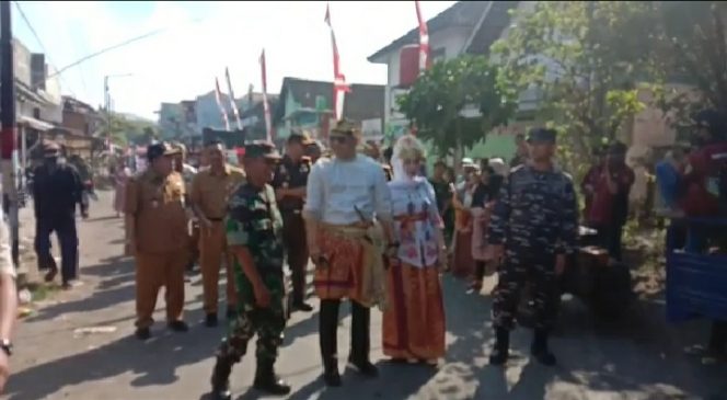 
					Gubenur Jawa Timur Bersama Muspika Puger Ikut Mengelilingkan Julen” Dan Upacara Larung Sesaji Petik Laut Desa Puger Wetan