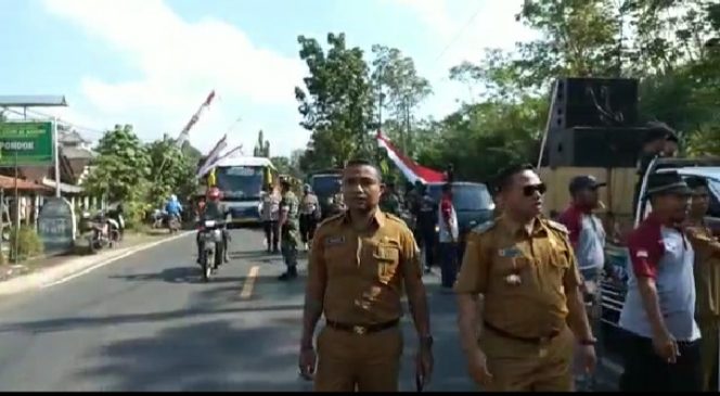 
					Pemerintah Desa Klatakan Kecamatan Tanggul memasang 3000 Meter sang saka Merah Putih