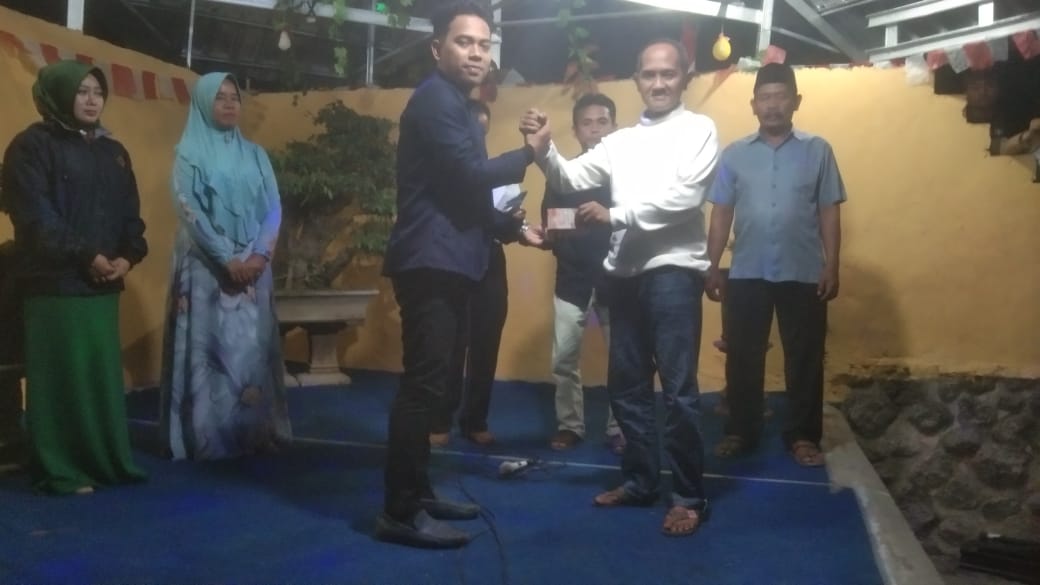 Kepala Desa Puger Wetan H. Inwanulloh Ikut Berikan Hadiah Kepada Pemenang Lomba Karaoke