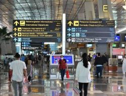 ILUSTRASI - Bunyi aturan baru: Warga yang mau naik transportasi umum untuk perjalanan dalam negeri wajib sudah vaksin Covid-19 dosis booster