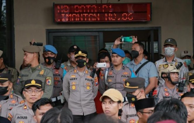 
					Kapolres Jember Kawal Aksi Aliansi BEM Se-Jember