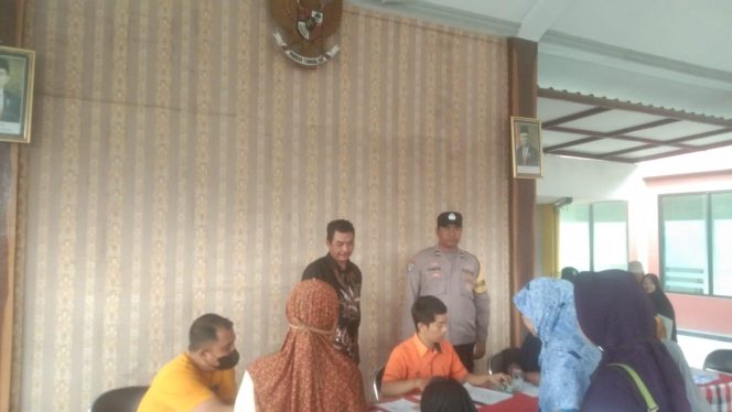 
					Kedes Bersama Pilar Desa Grenden Bantu Warga Penerima Bansos