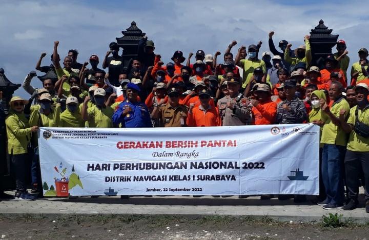 Gerakan Bersih Pantai Bersama Distrik Navigasi Kelas Satu Surabaya