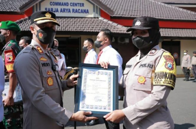
					Kapolres Jember Berikan Reward Kepada Beberapa Anggota Berprestasi 