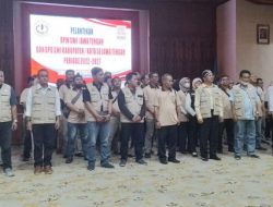 Sejumlah Pengurus 12 DPD SWI mengucapkan ikrar jabatan pengurus SWI yang dibacakan oleh Ketua DPW SWI Jateng, Suroto Anto Saputro dalam prosesi pelantikan Pengurus DPD-DPD SWI di wilayah Jawa Tengah, Minggu (30/10/2022) di Balikota Semarang.