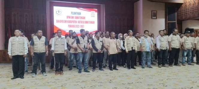 
					Sejumlah Pengurus 12 DPD SWI mengucapkan ikrar jabatan pengurus SWI yang dibacakan oleh Ketua DPW SWI Jateng, Suroto Anto Saputro dalam prosesi pelantikan Pengurus DPD-DPD SWI di wilayah Jawa Tengah, Minggu (30/10/2022) di Balikota Semarang.