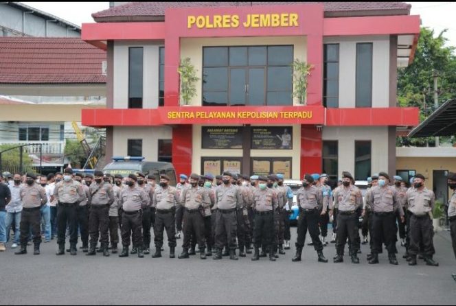 
					Kapolres Jember Pimpin Apel PAM Sholawat Untuk Memperingati Maulid Nabi Bersama PSHT