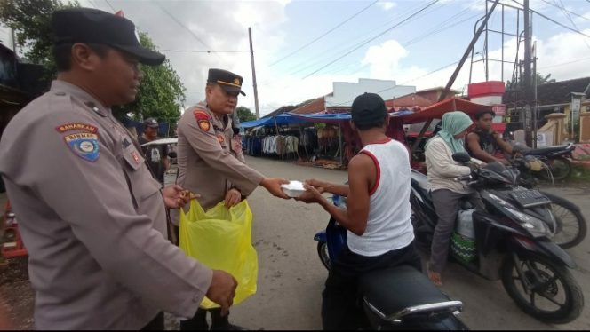 
					Kapolsek Puger Membagikan 500 Nasi Kotak Dalam Rangka Maulid Nabi Muhammad SAW
